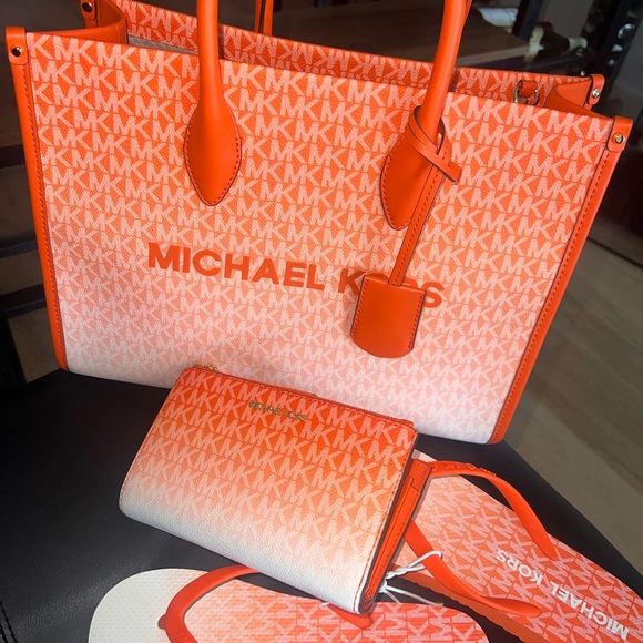 Mirella Medium Poppy Leather Tote Bag with wallet - Picture 2 of 8